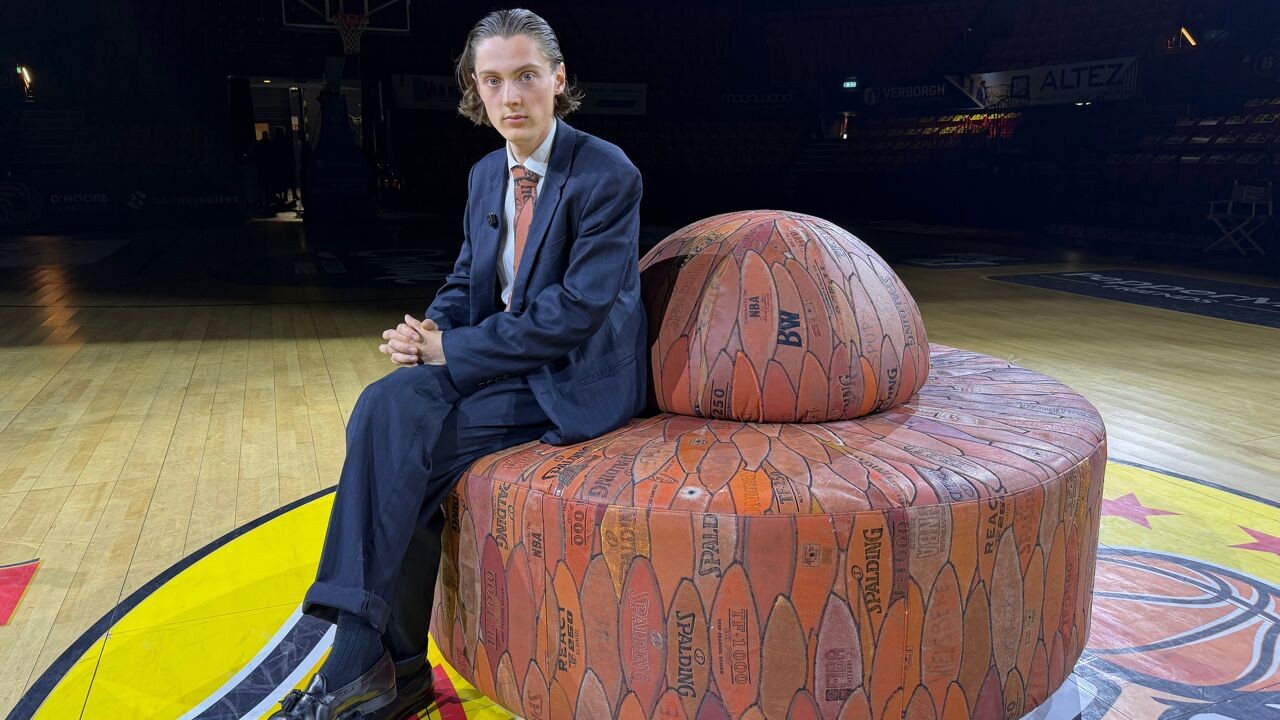 Ralph Nollet uit Marke maakt zitbank van 100 afgedankte basketballen: "Ik hoop dat hij bij NBA-ploeg terechtkomt"