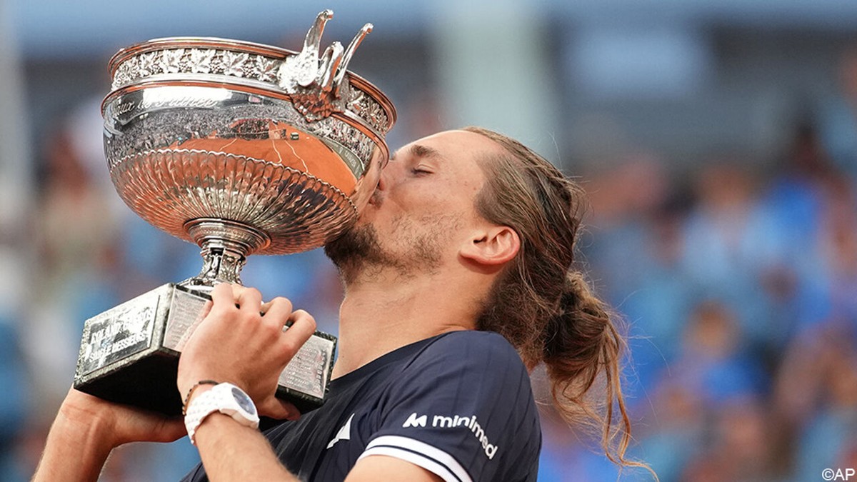 Eindelijk die verlossende grandslamzege: Alexander Zverev zwoegt zich op Roland Garros na vijfsetter voorbij Flavio Cobolli