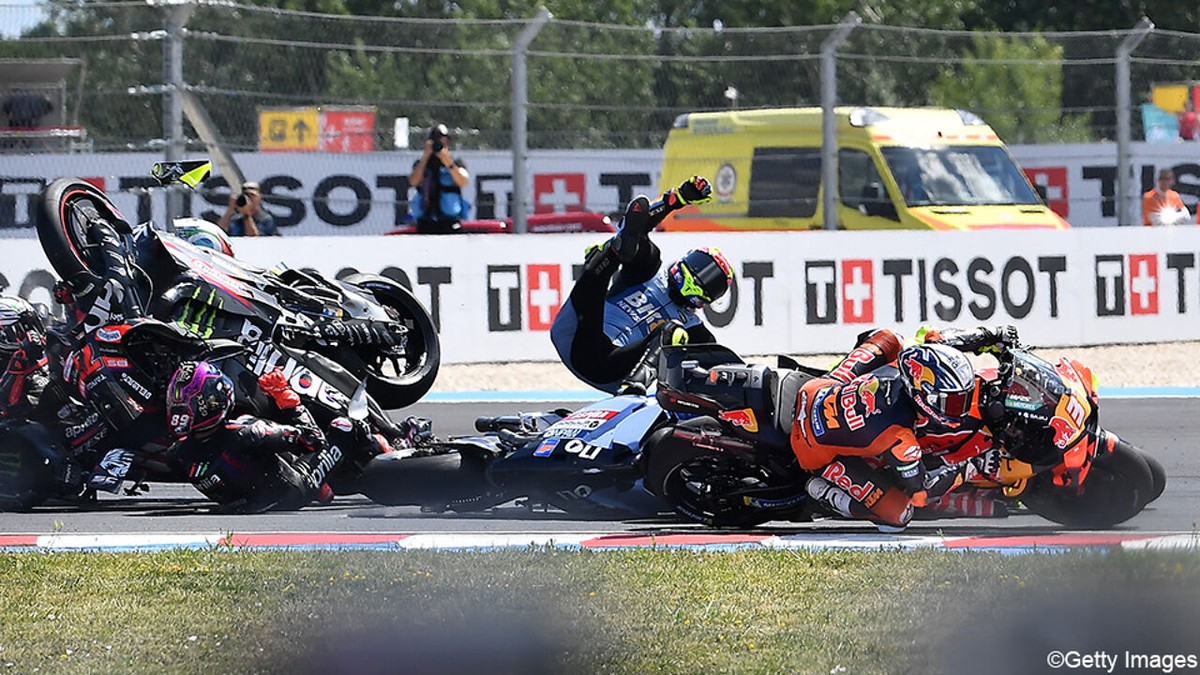 Maand na voetbreuk wint Marc Marquez chaotische MotoGP van Hongarije