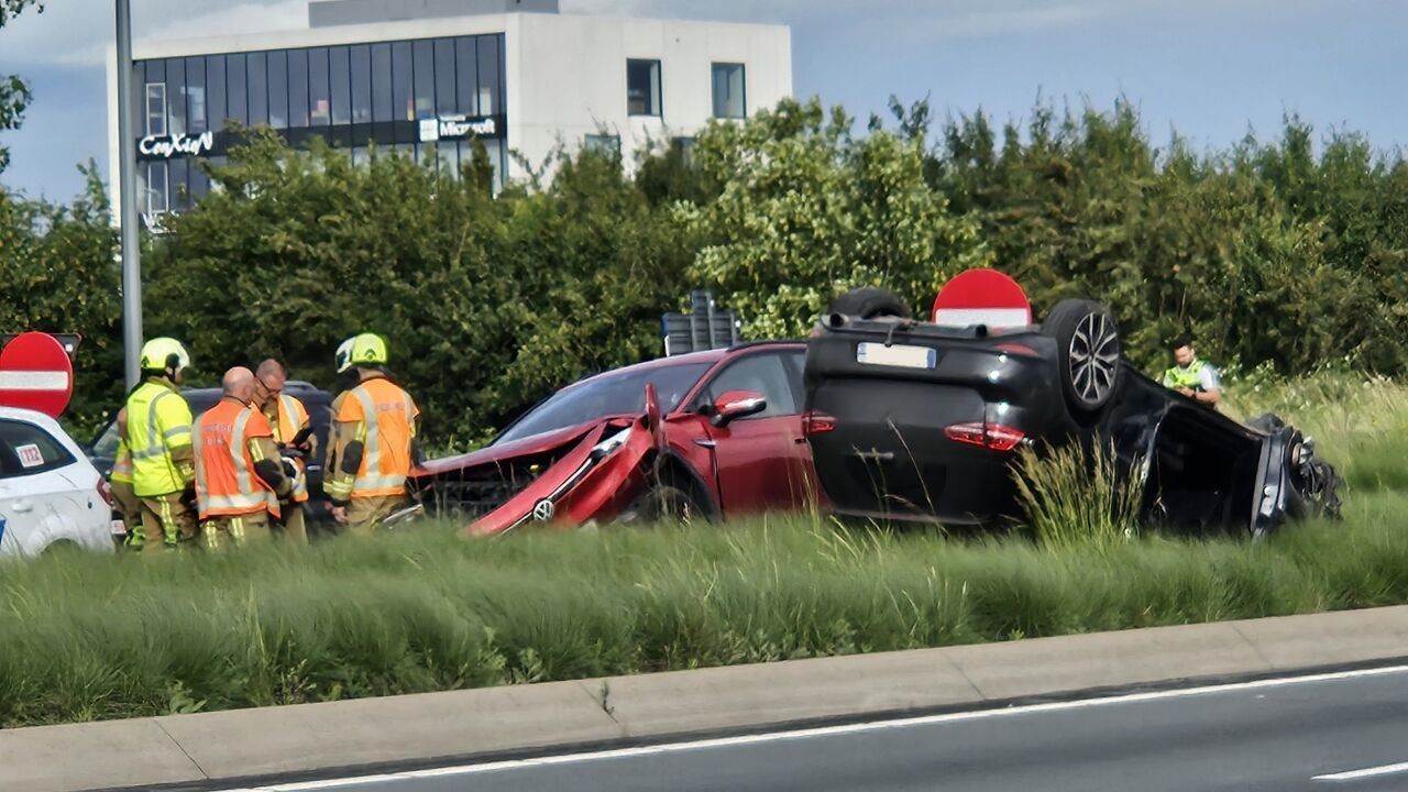 Geen rijbewijs en weerspannig gedrag: man (20) uit Frankrijk voor onderzoeksrechter na achtervolging en crash op E17 in Waregem