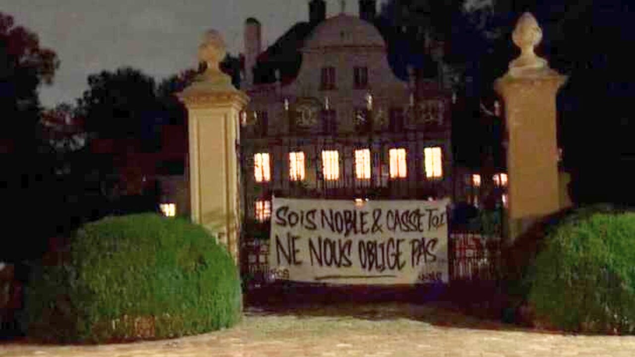 Anderlecht-supporters hangen spandoek aan kasteel van clubeigenaar Coucke in Merelbeke: "Wees nobel en rot op"