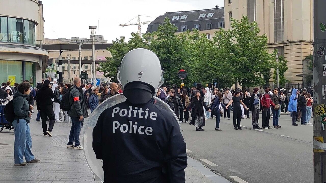 Politie onderzoekt mogelijk wangedrag van agenten tijdens protest in Brussel tegen Franstalige onderwijshervorming