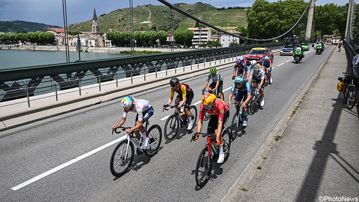 LIVE Tour Auvergne-Rhône-Alpes: Tien renners met Vlad Van Mechelen krijgen vrijgeleide, peloton volgt op zes minuten