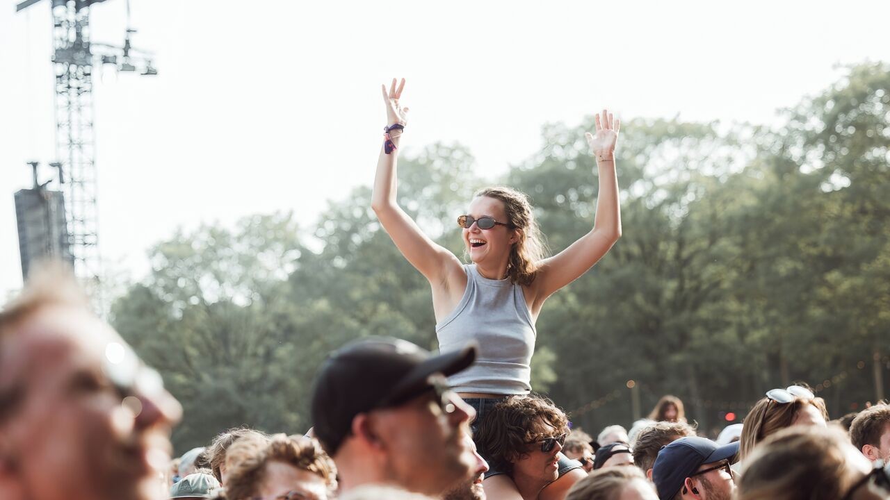 "Prijs, weer en de vraag of vrienden gaan": waarom festivalgangers in Nederland hun ticket steeds later kopen