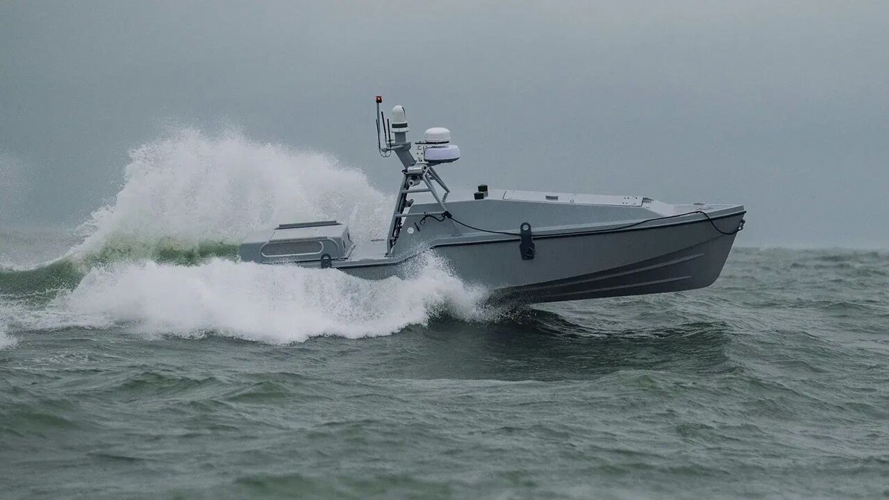 VS redt voor het eerst met droneboot piloten van neergestorte helikopter uit zee