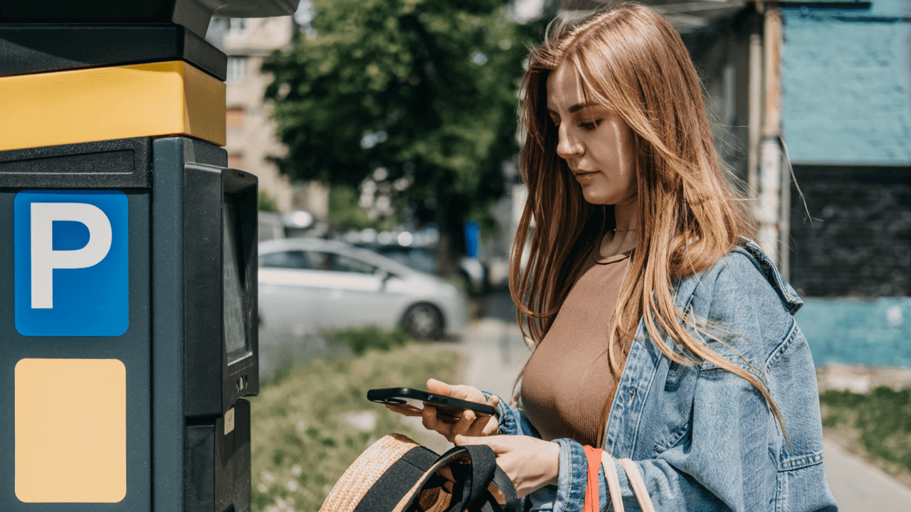 Parkeerapps verbergen vaak extra kosten: Testaankoop vraagt strengere regels