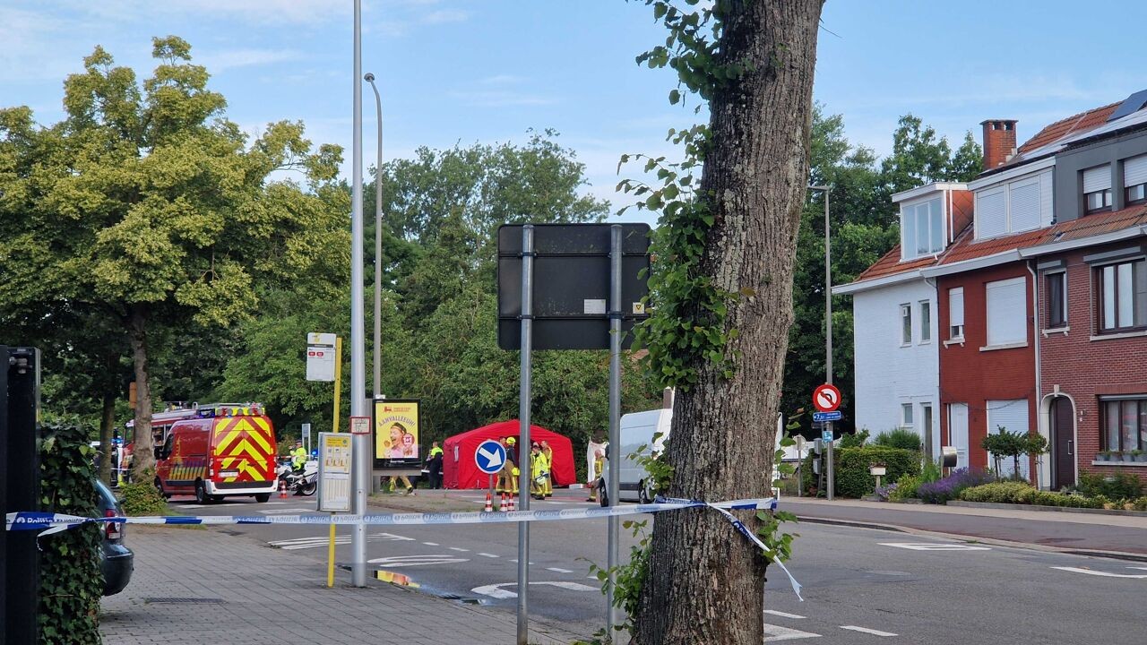 Fietser (54) overleden na ongeval met vrachtwagen in Mortsel, op enkele meters van haar werk