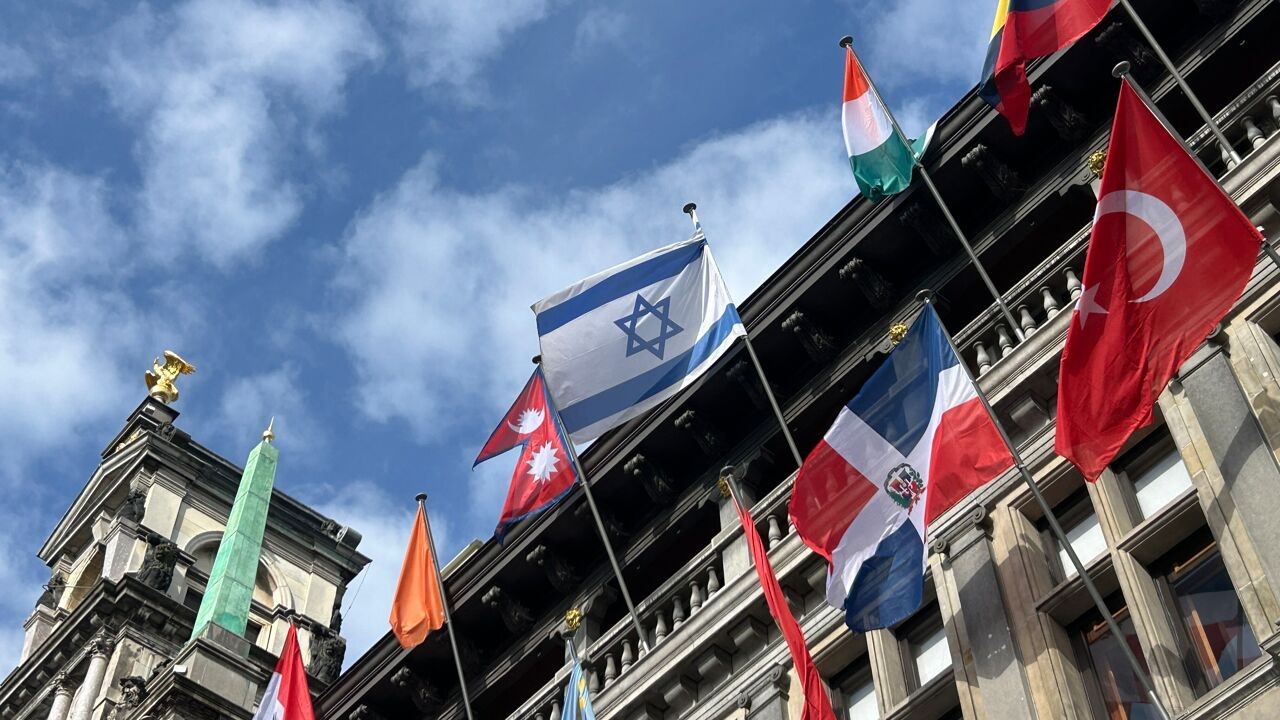 Vlag van Israël onder politiebegeleiding opgehangen aan stadhuis Antwerpen, coalitiepartner Vooruit: "Slecht signaal"
