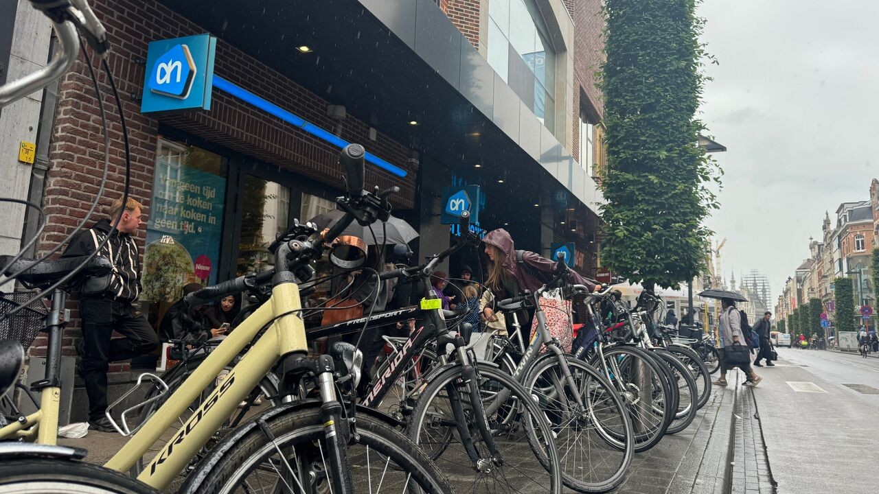 Leuven en Albert Heijn willen fietschaos aan nieuwe winkel aanpakken: "Blokkeert tegels voor blinden"