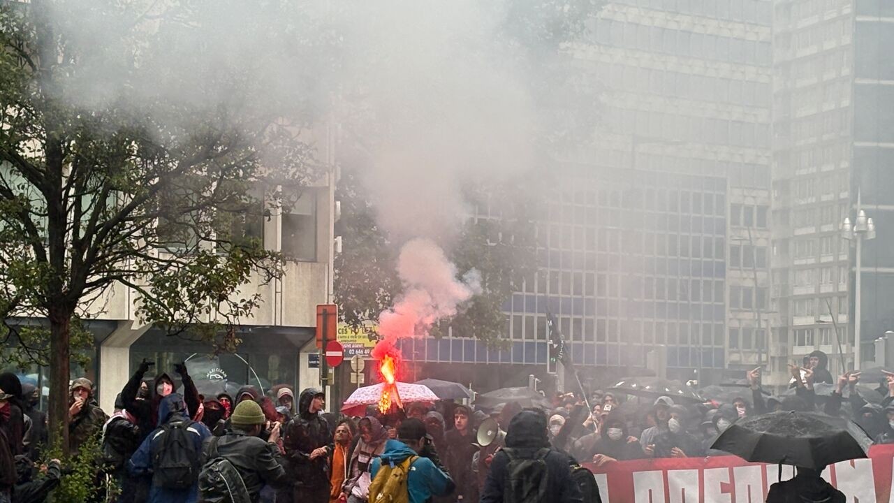 Protest in Brussel tegen lezing van radicaal-rechtse Franse politicus Jordan Bardella (RN) eindigt in grimmige sfeer