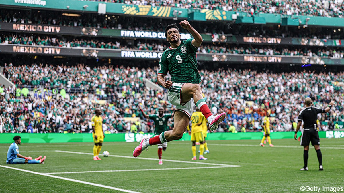 Mexico duikt feestnacht in (ondanks late domper): gastland wint WK-opener van Zuid-Afrika na 2e helft vol rode kaarten
