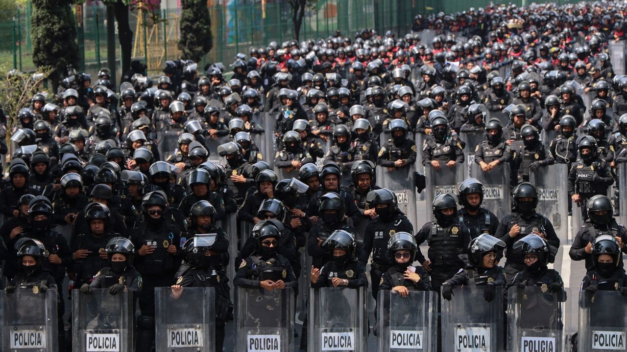 Opnieuw protesten in Mexico-Stad, maar duizenden agenten houden demonstranten weg van stadion