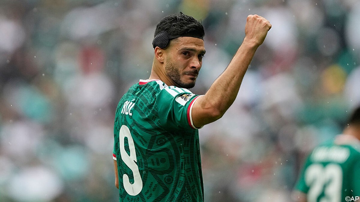 Achter zijn bizarre haarband schuilt een trauma: het medische "mirakel" van Mexicaanse held Raul Jimenez