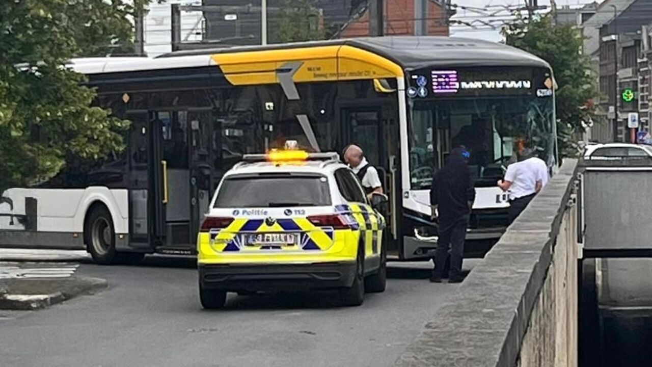 Bus van De Lijn botst tegen tunnel in Lier: 3 lichtgewonden en brokstukken in tunnel