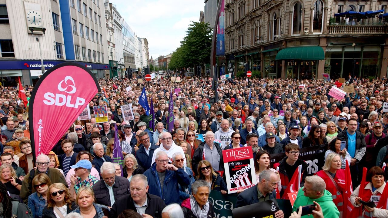 Duizenden op antiracismebetoging in Belfast na rellen