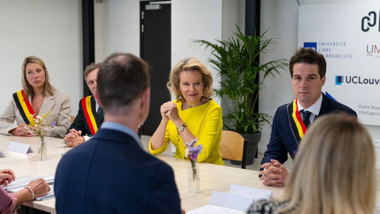 Koningin Mathilde die van de trap glijdt? Paleis niet blij met verspreiding AI-filmpje door burgemeester Charleroi