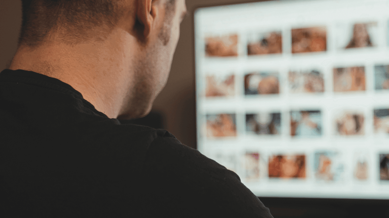 Op minstens 20 online platformen delen Belgische mannen stiekem genomen naaktfoto's van hun partner