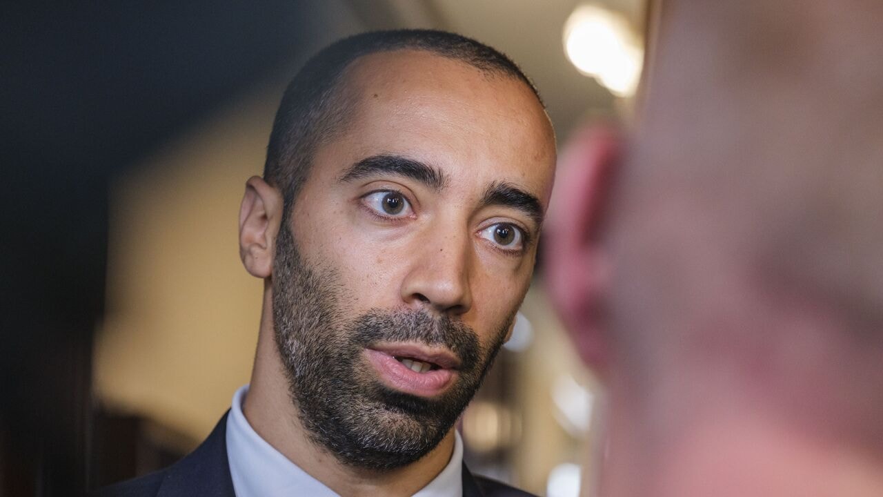 CD&V-voorzitter Mahdi begrijpt niet waarom Vooruit nu dwarsligt, nieuwe deadline voor begrotingsakkoord is 3 november