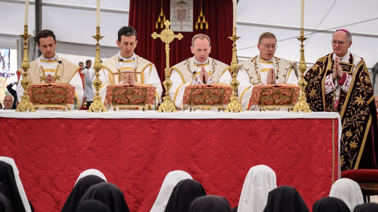 Ruzie in de Kerk: paus Leo XIV dreigt met uitsluiting voor nieuwe bisschoppen van aartsconservatieve Priesterbroederschap Pius X