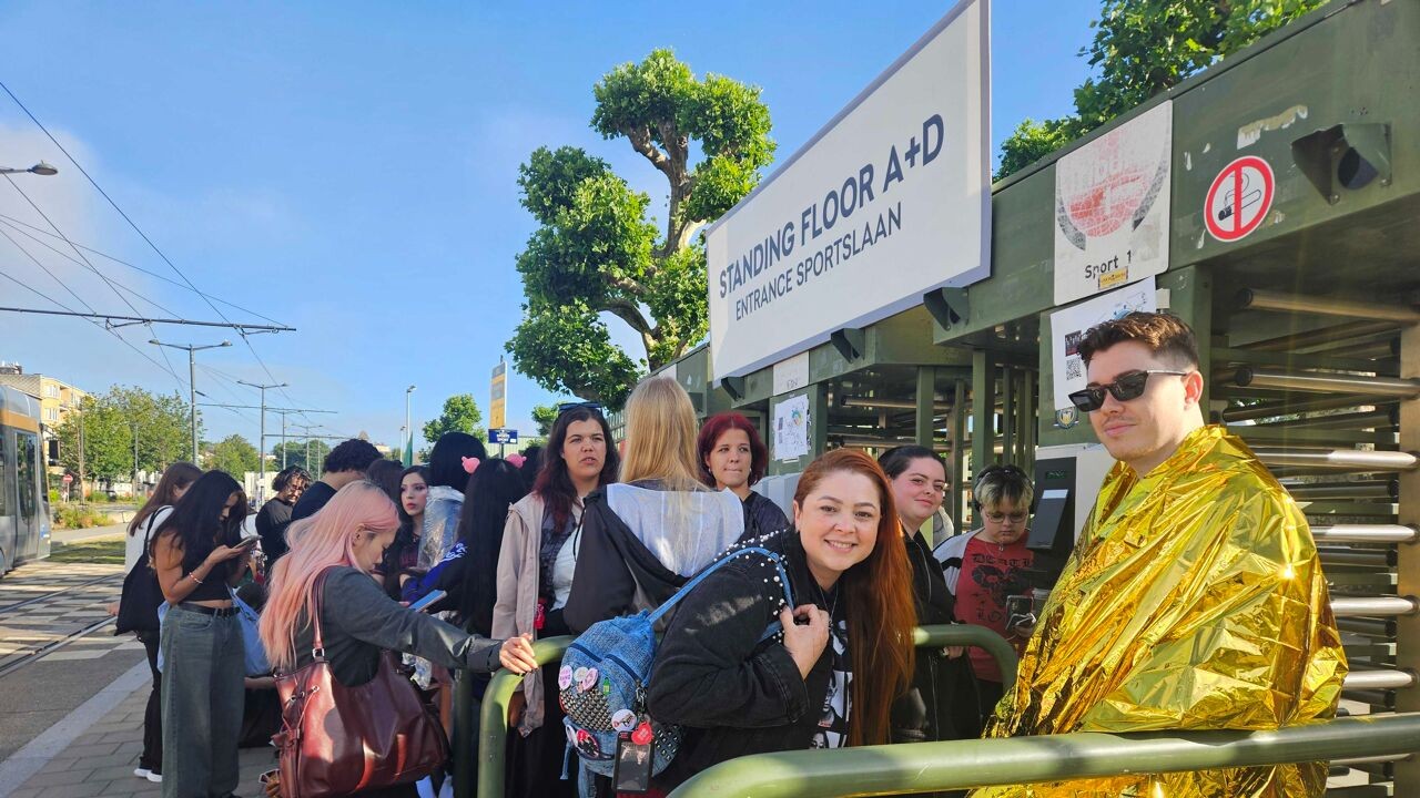 Honderden fans kamperen al uren voor K-pophype BTS in Brussel: "Heel Europa is hier"