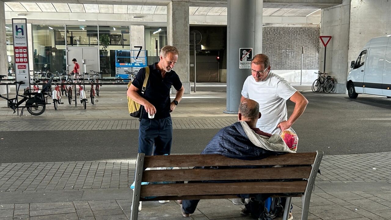 "Met het warme weer zien we buiten steeds meer daklozen": op pad met straatteam van Antwerpse CAW