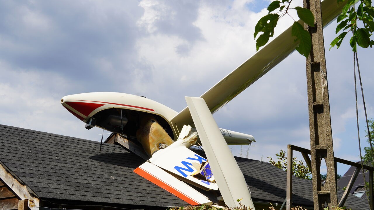 Twee zweefvliegtuigen botsen in Genk, jonge piloten redden zich met parachute