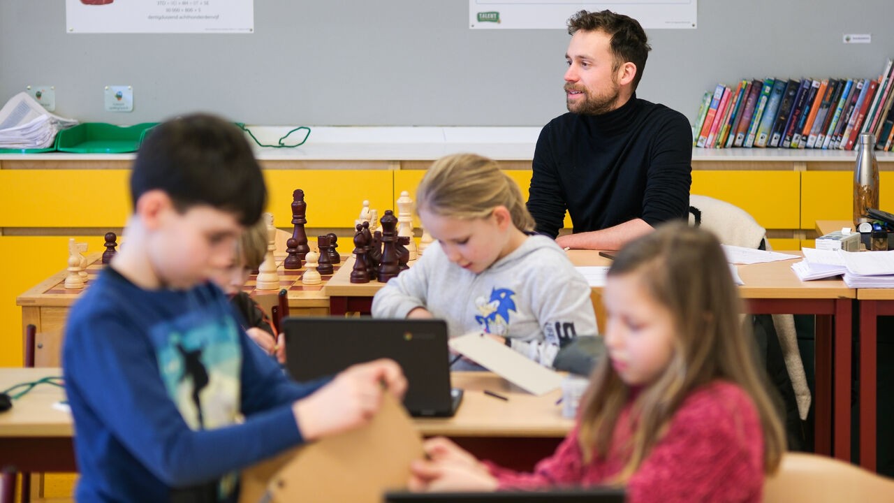 Meer rust en routine in de klas: Sint-Niklaas investeert 800.000 euro in opleidingen voor leraren