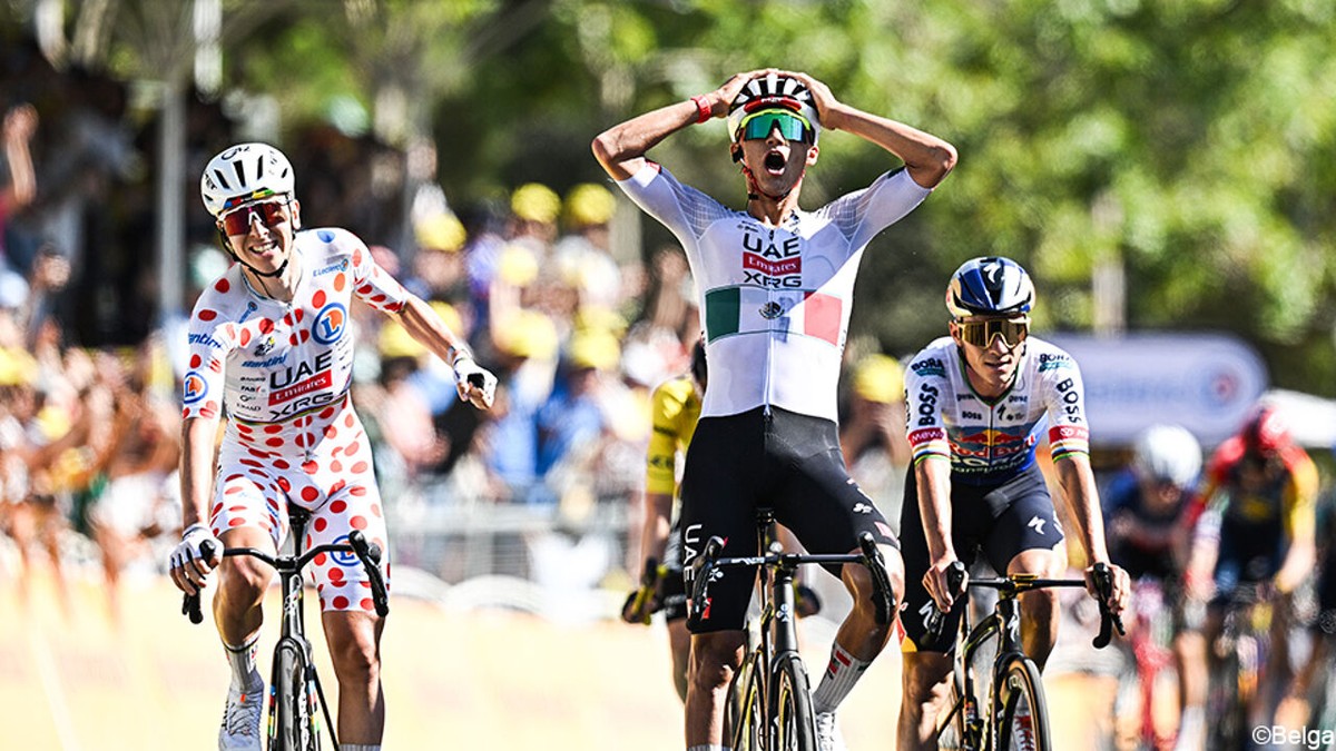Met de glimlach van zonnekoning Tadej Pogacar: Isaac del Toro pakt cadeautje uit en wint in Barcelona, Remco Evenepoel eindigt 3e