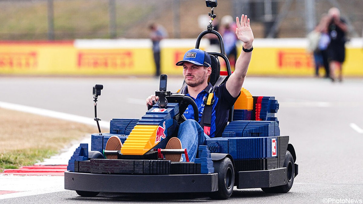 Lego-parade op Silverstone zint Max Verstappen niet: "Wij zijn coureurs, geen clowns"