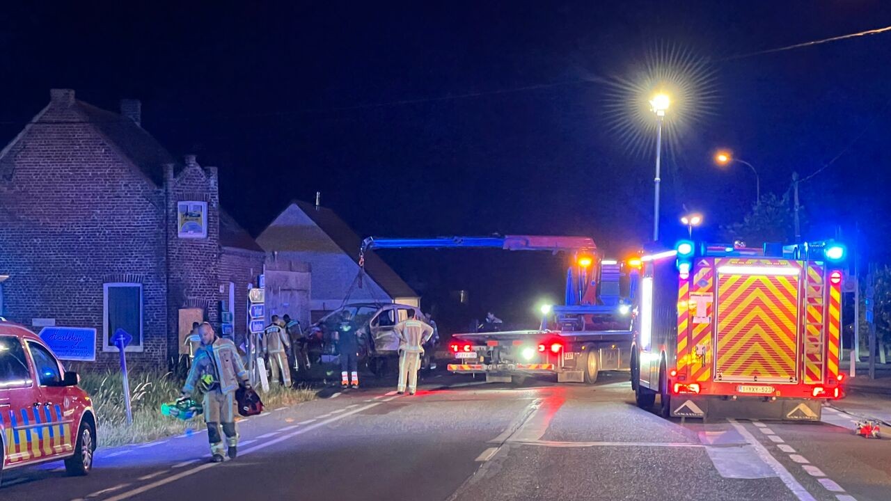 Brandende auto op Torhoutbaan in Ichtegem beschadigt woning en wegdek: "Eerste taak was de woning koelen"