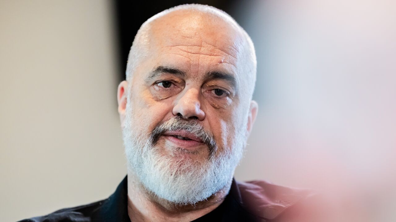 Wie is Edi Rama, de kunstenaar-premier die Albanië moderniseerde, maar nu onder vuur ligt?