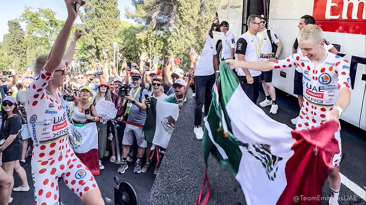 Hij wint niet, maar steelt wel de show: Tadej Pogacar dirigeert de Mexicaanse fans in de Tour