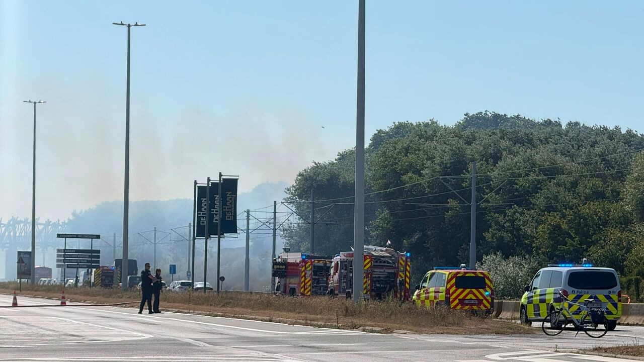 Zware duinbrand tussen Wenduine en Blankenberge onder controle, kustbaan in 1 richting weer vrij