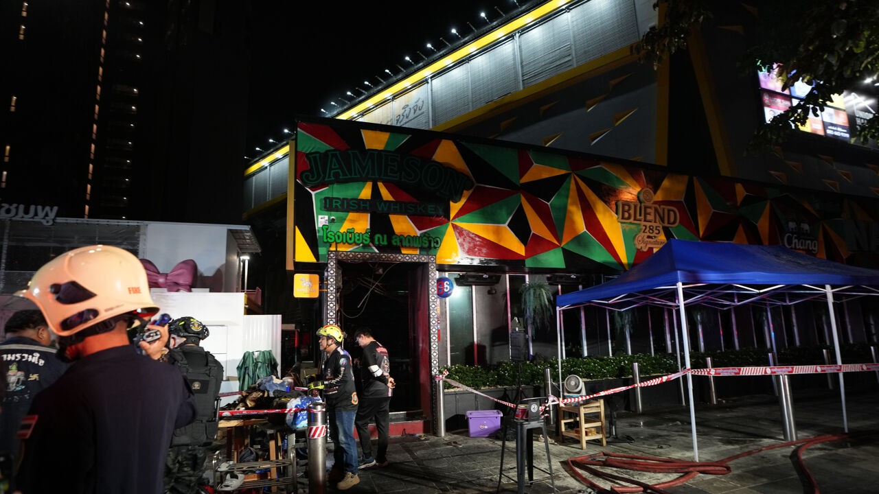 Minstens 27 doden bij zware brand in café in Thaise hoofdstad Bangkok
