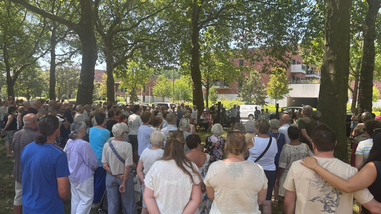 "Het treft de wijk in het hart": honderden mensen herdenken slachtoffers van dodelijke brand op Linkeroever