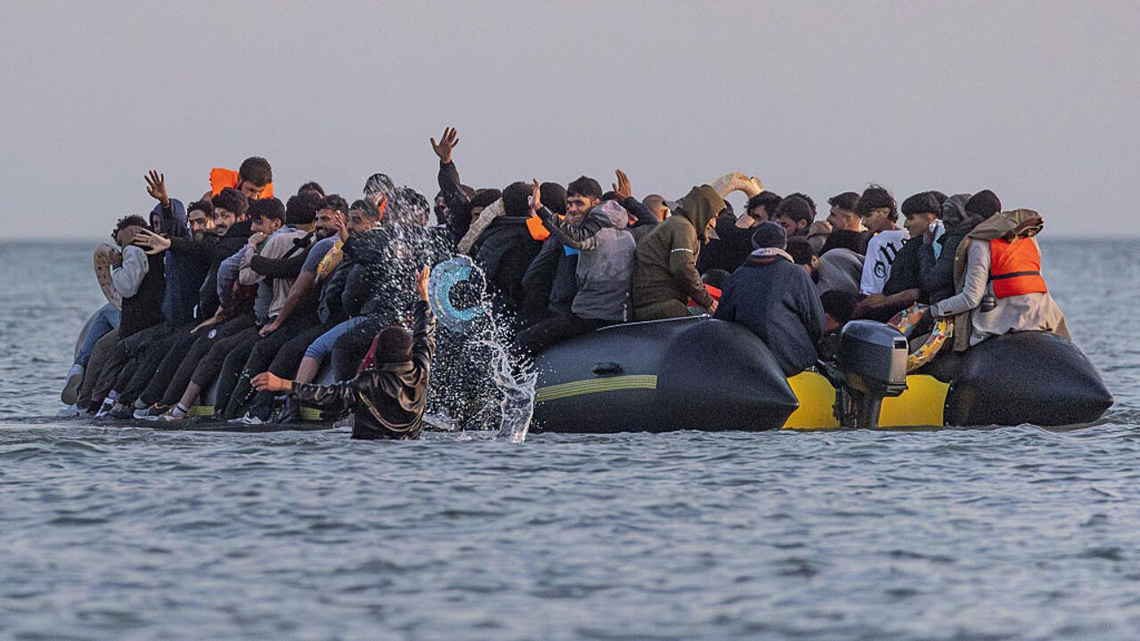 "Smokkelbendes nemen grotere risico's dan ooit": recordaantal van 128 migranten steekt met 1 boot Kanaal over