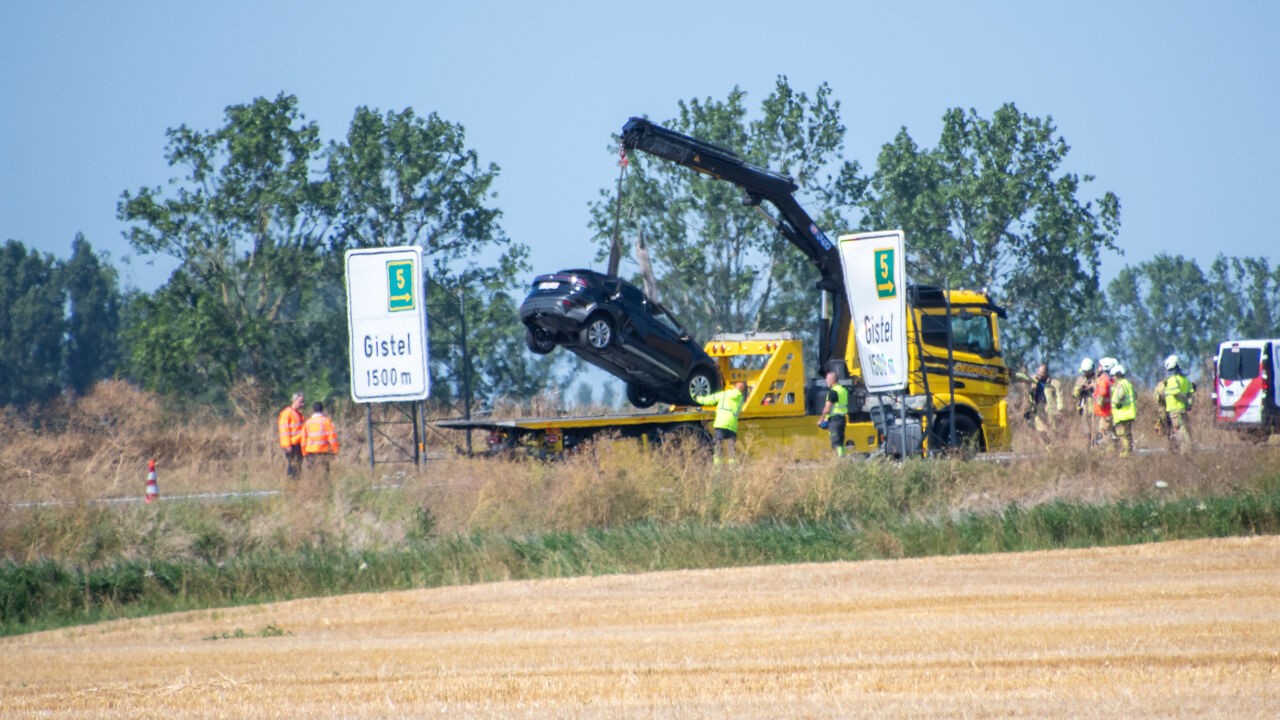 Zwaar ongeval op E40 in Gistel: één zwaargewonde en file na botsing tussen twee wagens