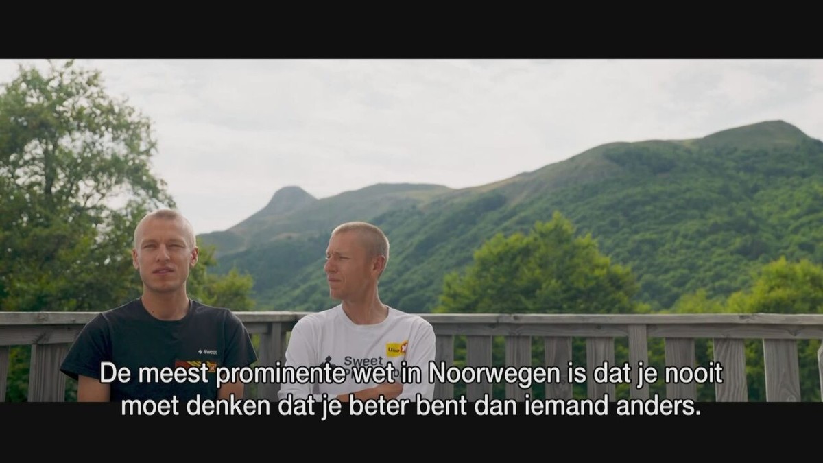 Grappen en grollen met Noorse wielertweeling Johannessen bij Sammy: "Zijn vriendin ziet het verschil niet, maar hij weet dat niet"