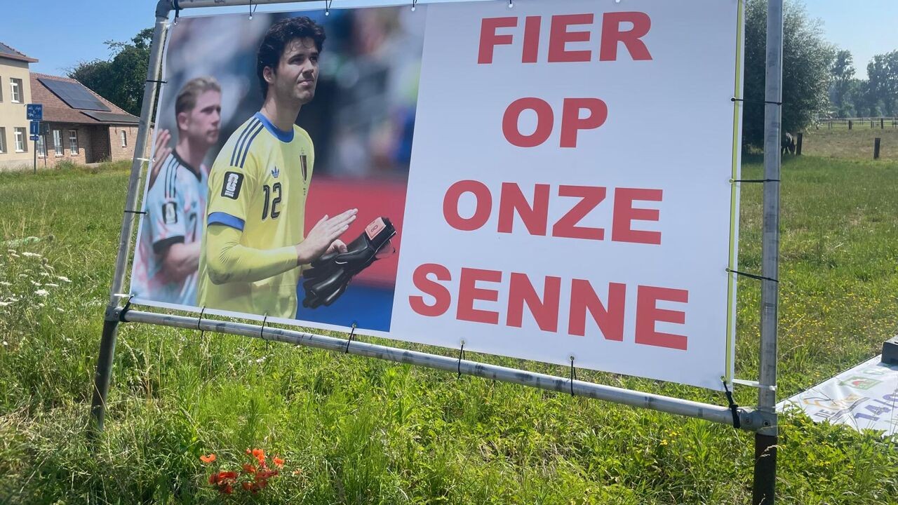 Thuisdorp Aaigem steunt doelman Senne Lammens met groot spandoek: "Doet hem veel deugd"
