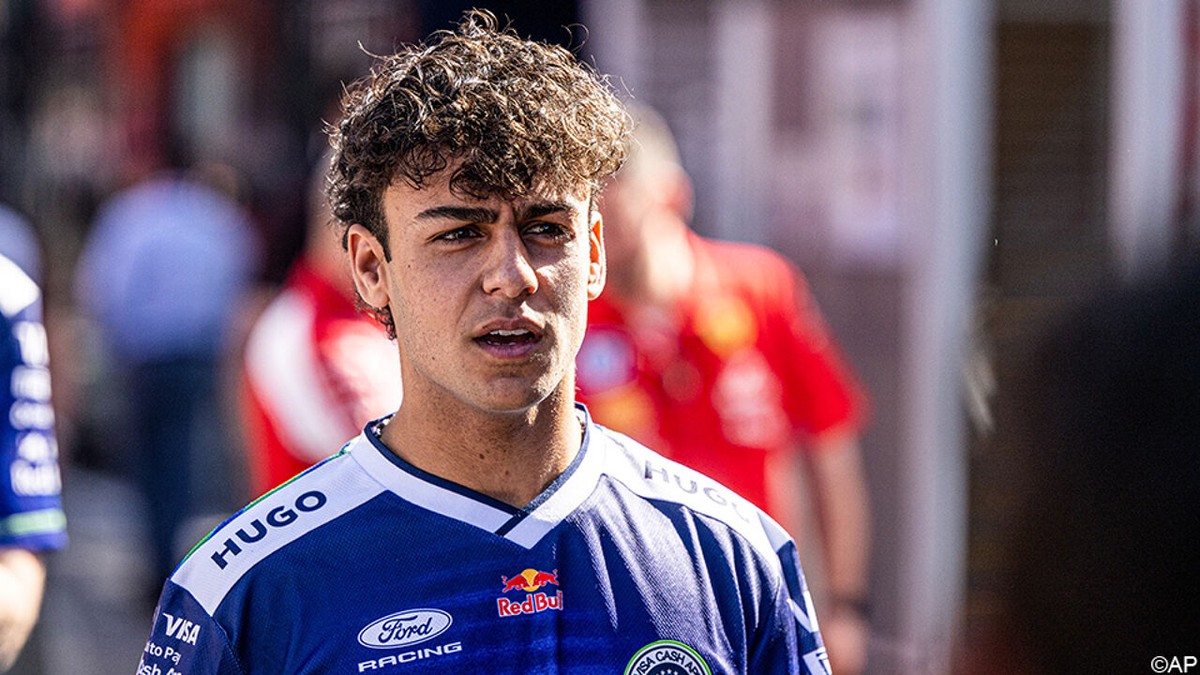 Hij scheurt straks door Eau Rouge, maar eerst leren parkeren: F1-belofte Arvid Lindblad volgt zijn eerste rijlessen