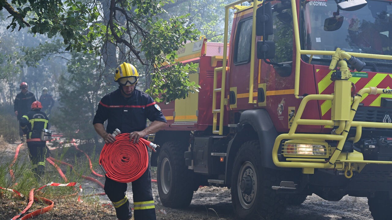 Vrijwillige brandweerman (18) bekent brandstichting in bos van Fontainebleau, de 2 branden zijn onder controle