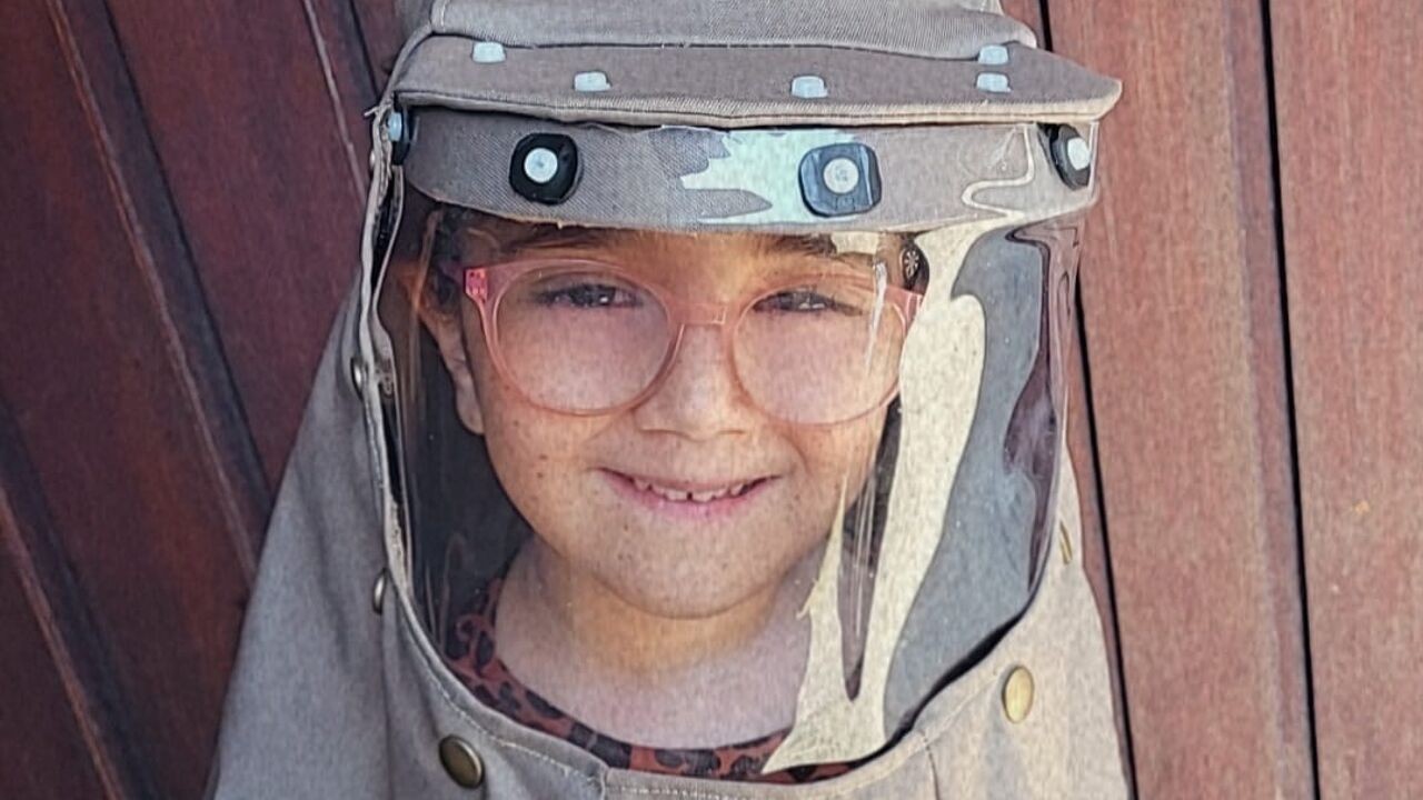 'Maankindje' Nora (5) uit Rumst kan vaker buiten spelen dankzij nieuw masker van vrijwilliger