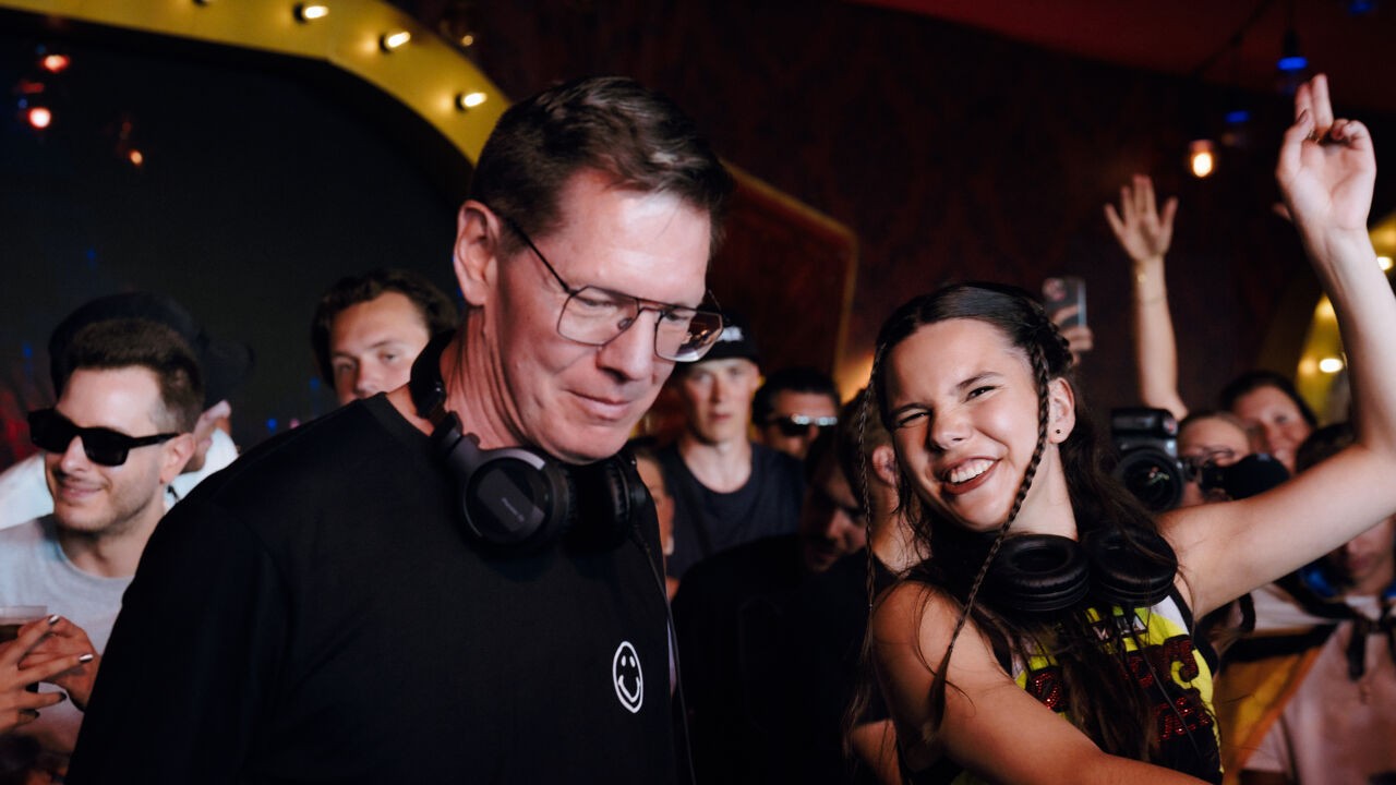 Belgische dj Amber Broos deelt Tomorrowland-podium met papa (en dj) Joeri: "Alles van hem geleerd"