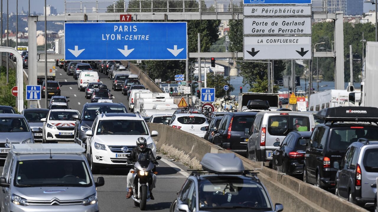 "Vertrek niet op zaterdag en bereid je voor op bosbranden": tips voor zwart weekend op Europese wegen