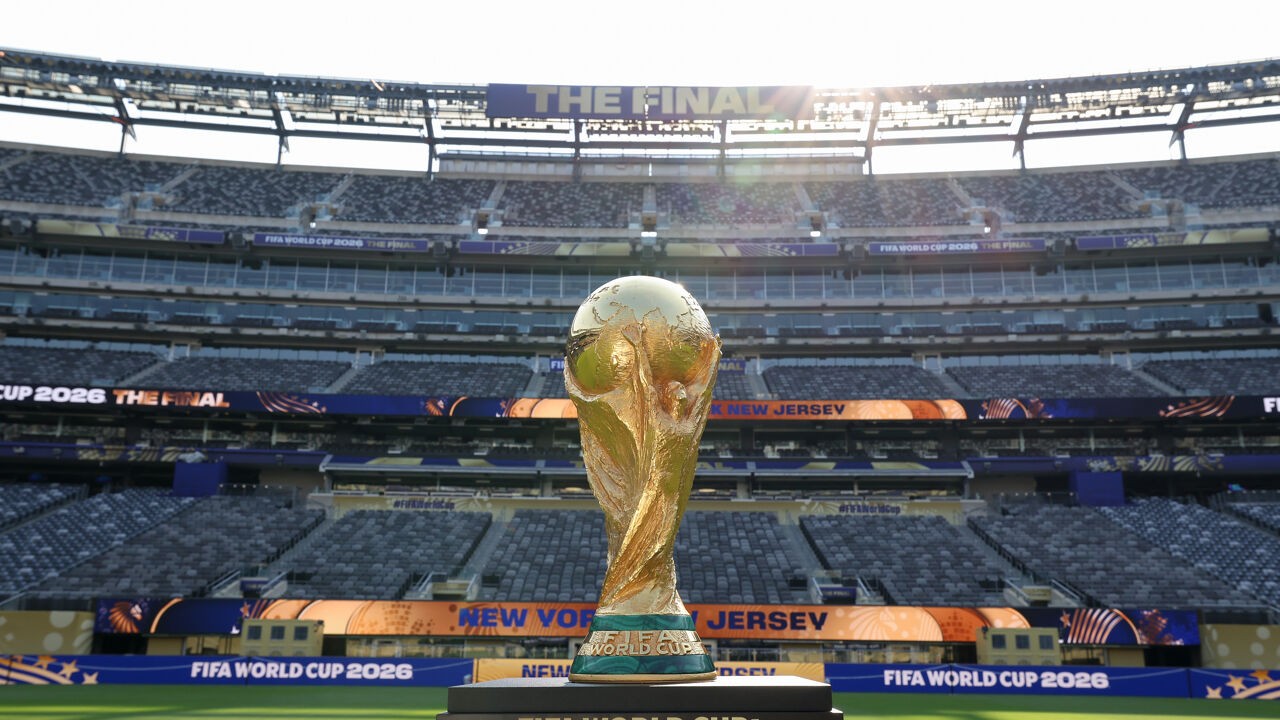 FIFA verdient recordbedragen, maar fans betalen de prijs: de financiële winnaars en verliezers van het WK
