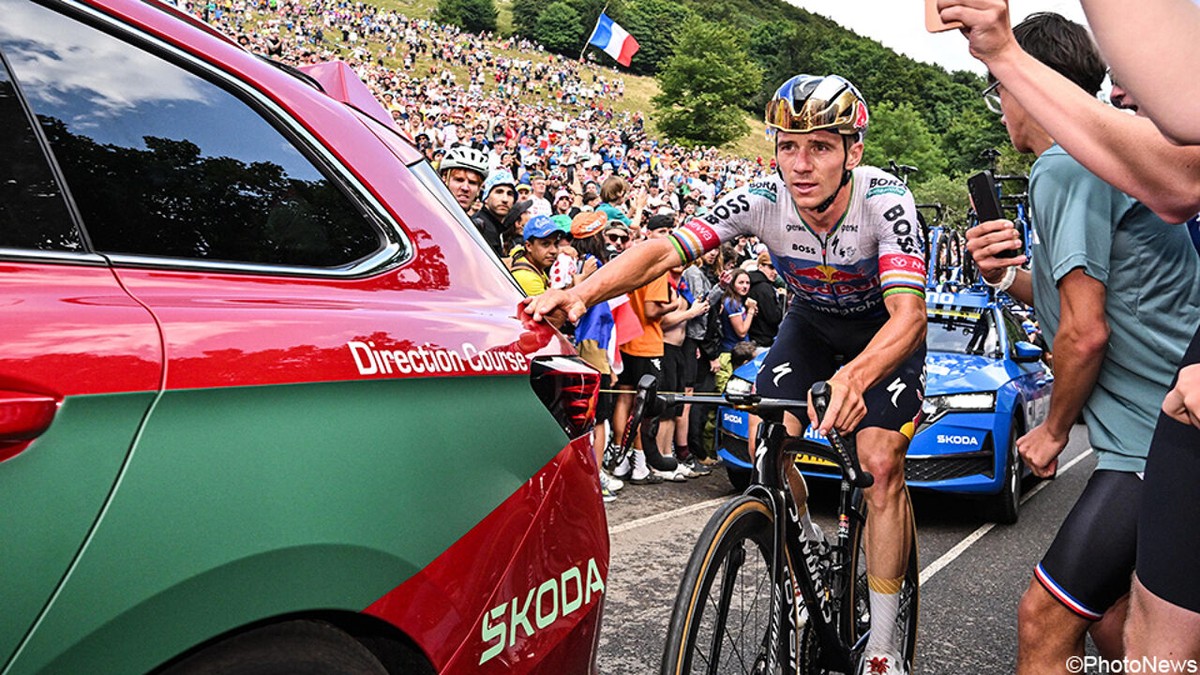 Remco Evenepoel beperkt "dankzij sterke slotkilometer" de schade: "Al hinderde de auto van de organisatie mij nog even"