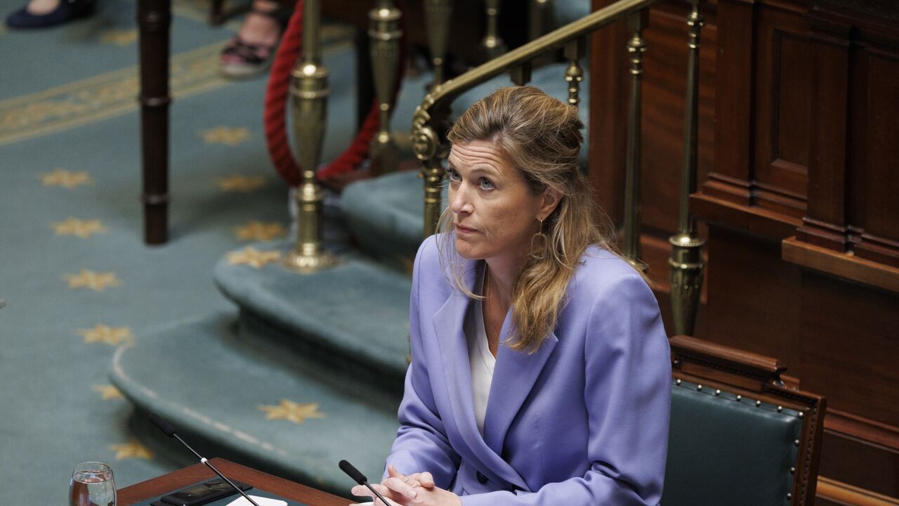 "Ze dwingt ons in oorlogsmodus": vakbonden boos op minister Verlinden wegens minimale dienstverlening cipiers
