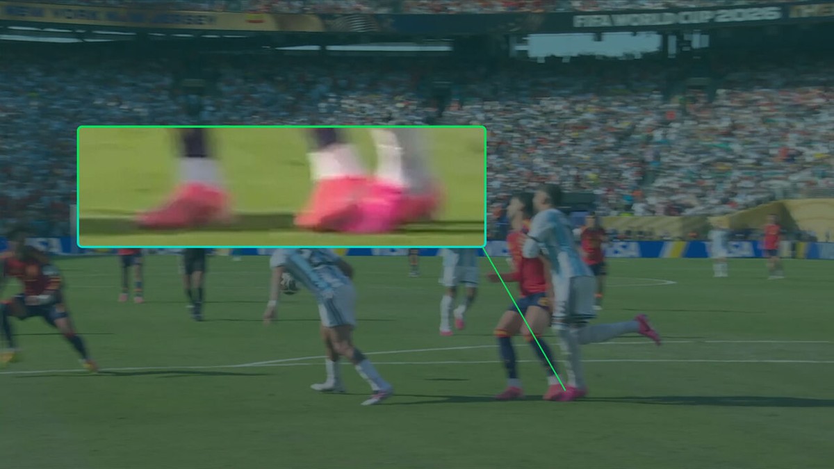 Was dit het cruciale contact? Na "dubieuze fase" zag Spanje zijn langverwachte openingsgoal eerst nog afgekeurd