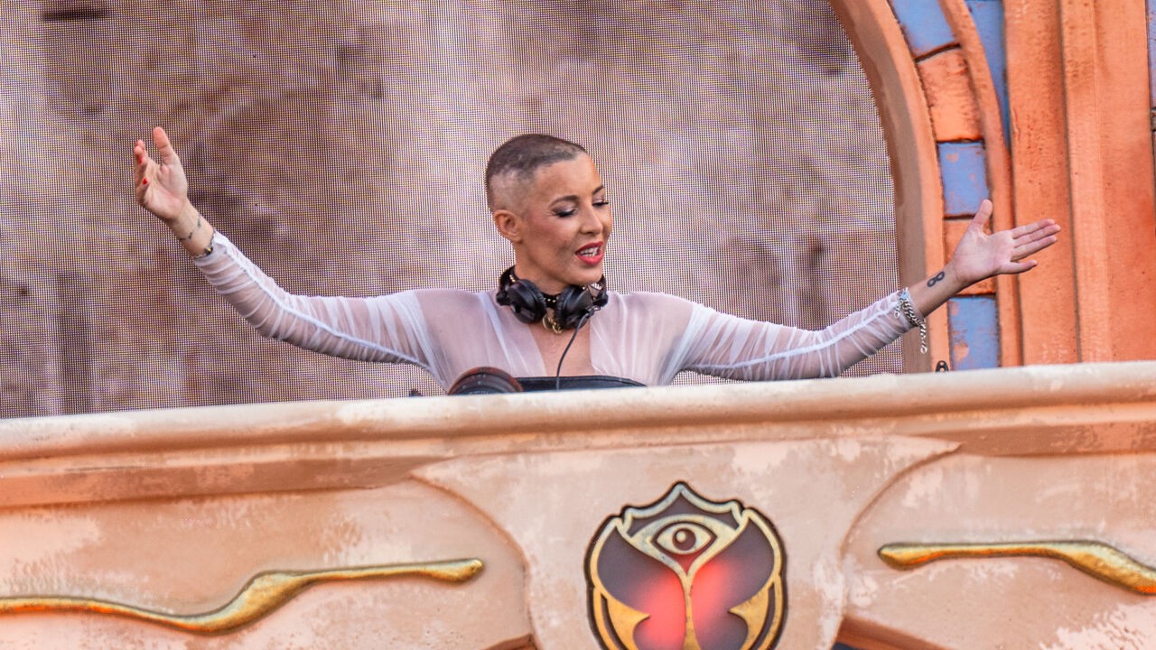 "Iemand moet eerste dj in rolstoel zijn, toch?": B Jones maakt op Tomorrowland comeback na kankerdiagnose