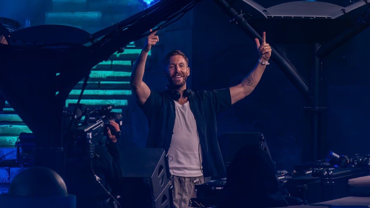 Calvin Harris sluit 1e festivalweekend af in stijl, met greatest hits en John Newman als gast